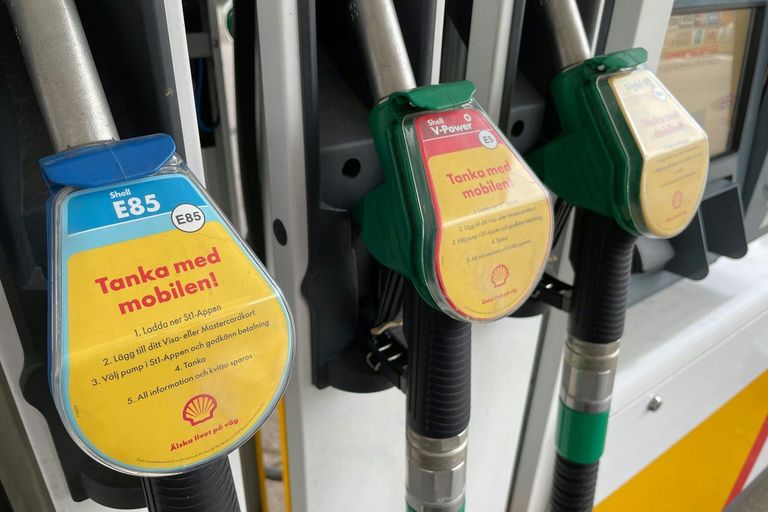 Derfor er det billigere å fylle drivstoff i Sverige
