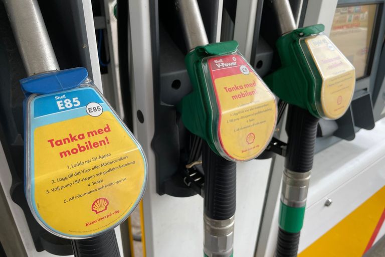 Derfor er det billigere å fylle drivstoff i Sverige